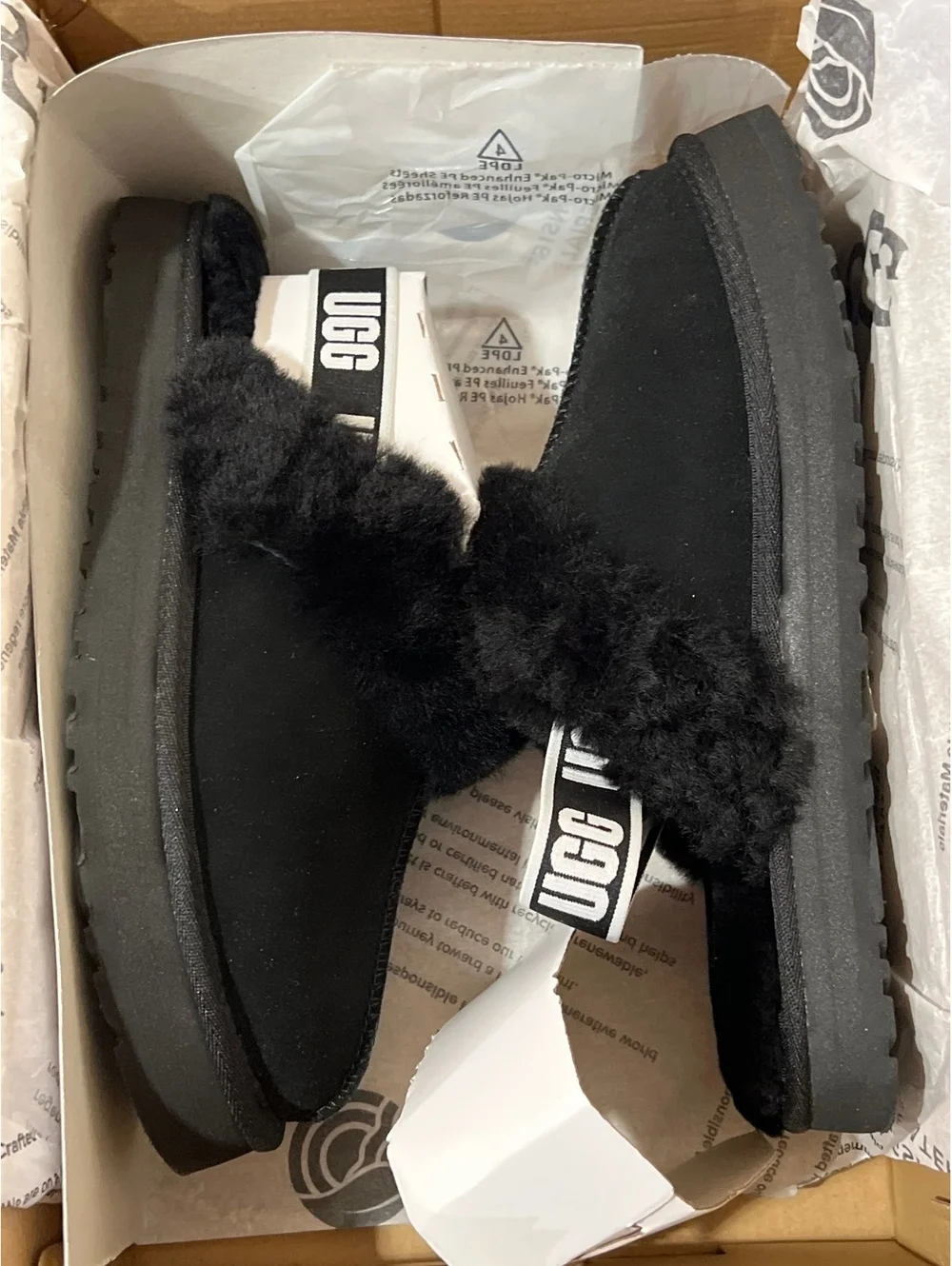UGG Funkette Slippers in Suede black new authentic